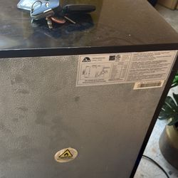 Igloo FR834I compact refrigerator
