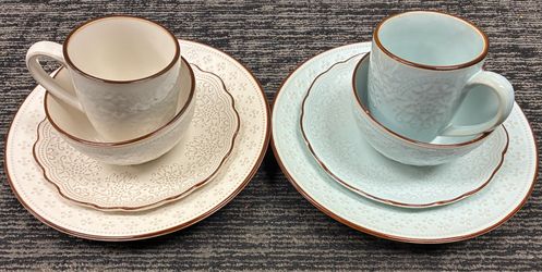 Pfaltzgraff 4 plates ,2 bowls and 2 cups