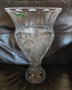 Vintage Shannon 24% Lead Crystal 16" Vase by Godinger with a Coquille Shell design 
Made in Czech Republic