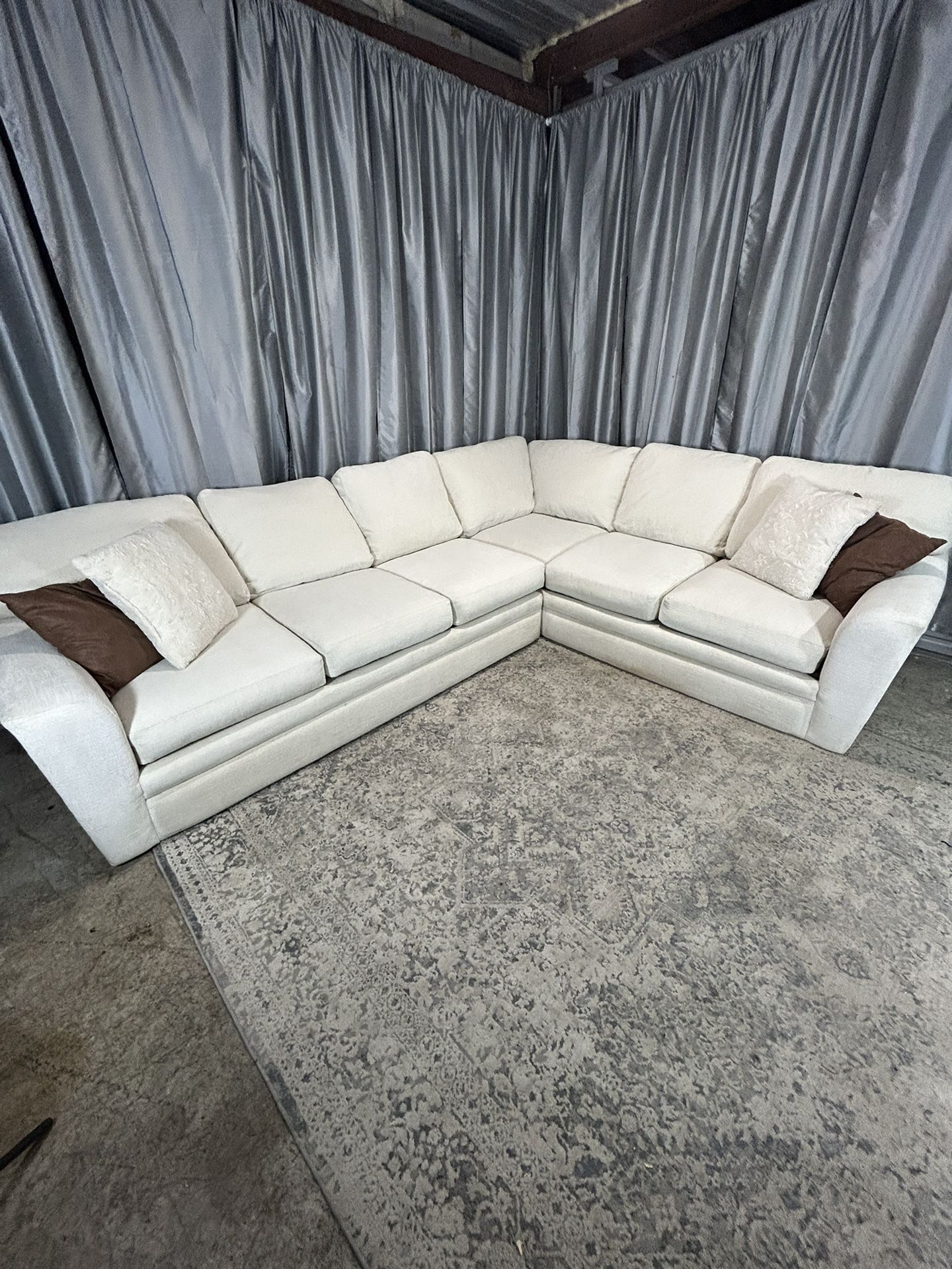 Cream/ light beige sectional couch 🛻Delivery Available🛻