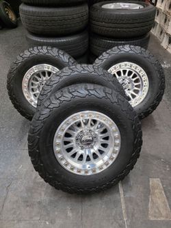 17" KMC w- 33" BfGoodrich KO2 Baja tires
