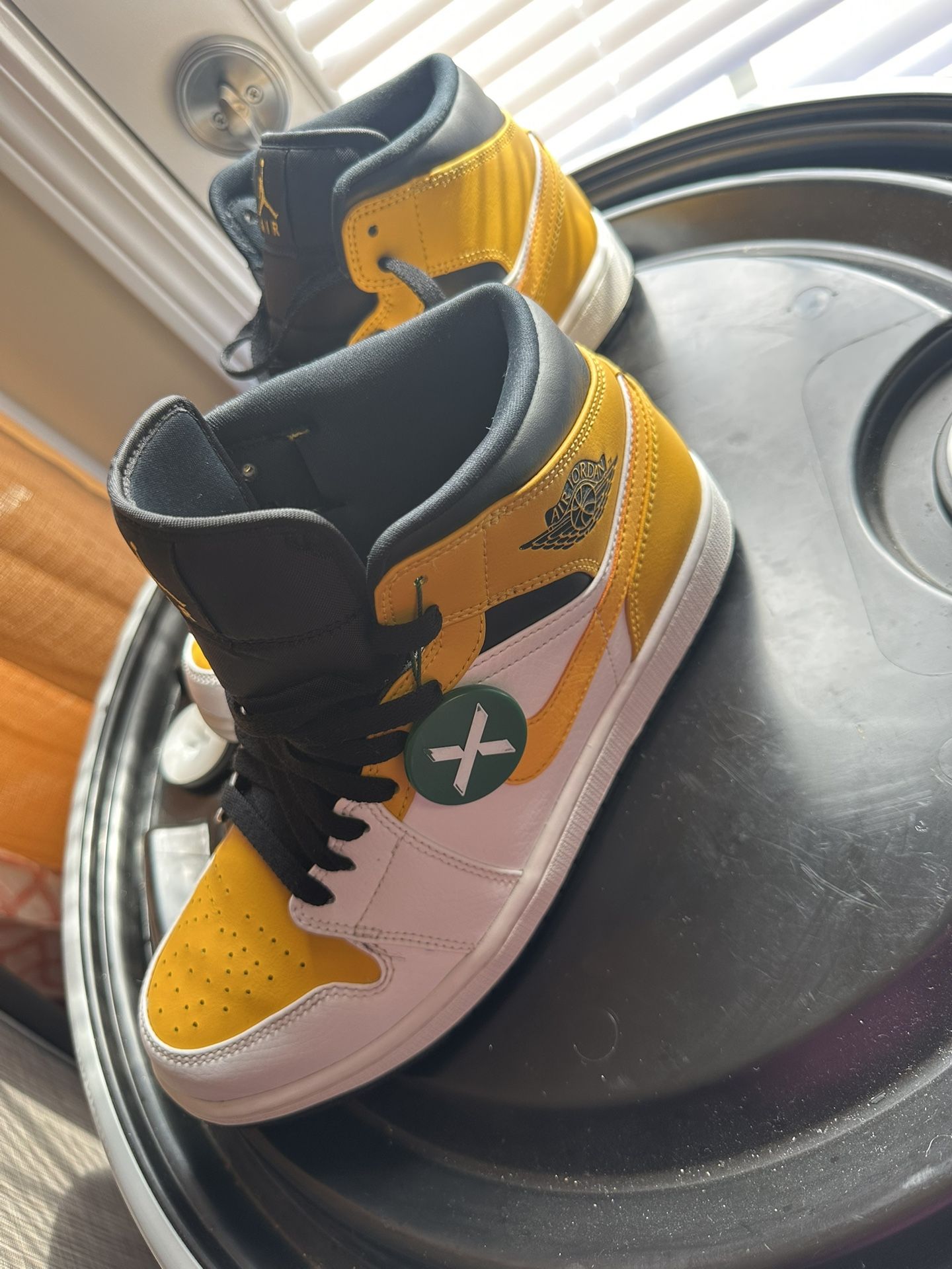 Jordan 1 Mid University Gold