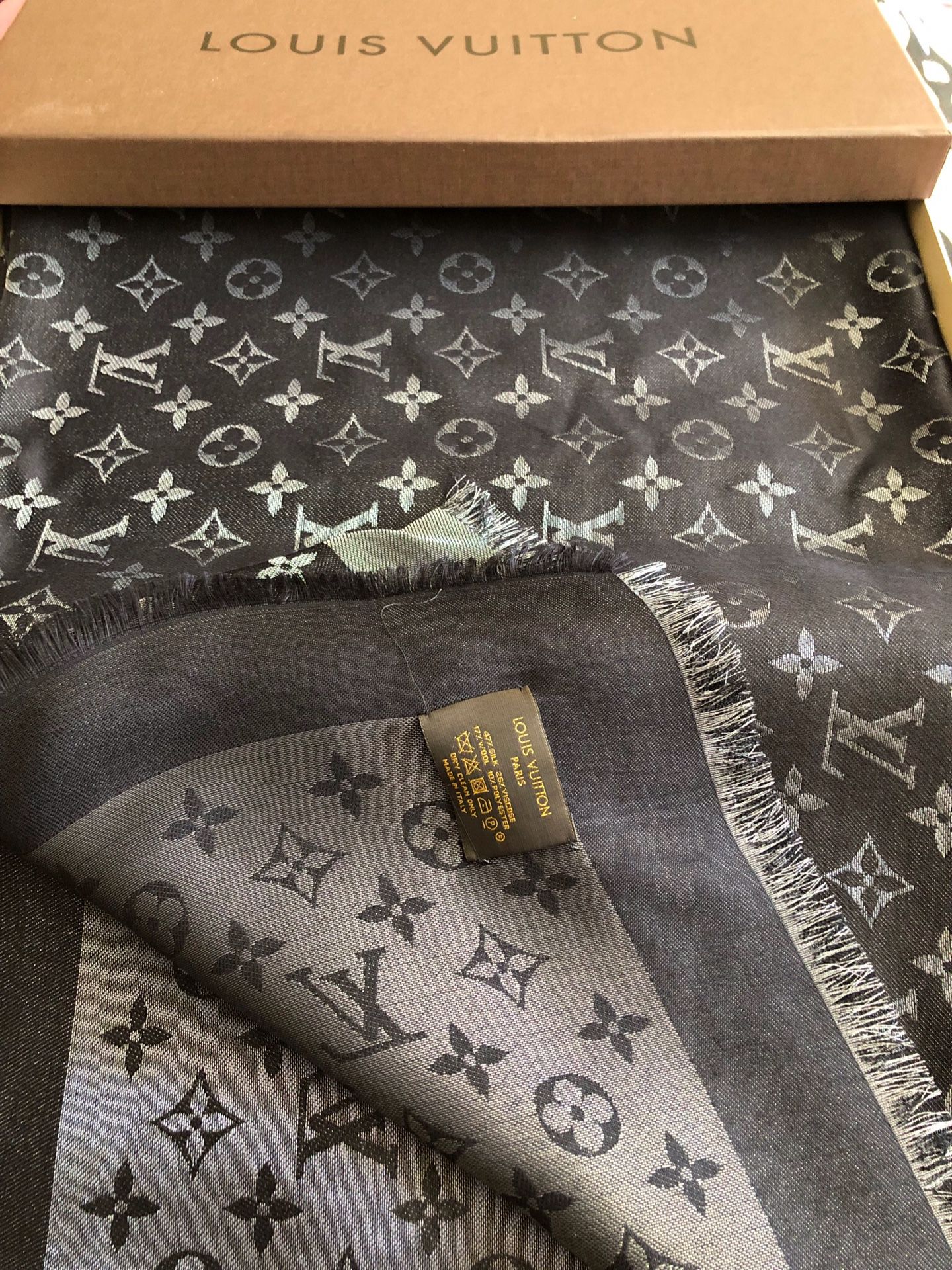 Louis Vuitton Monogram Shine Shawl (scarf) for Sale in Northbrook, IL -  OfferUp