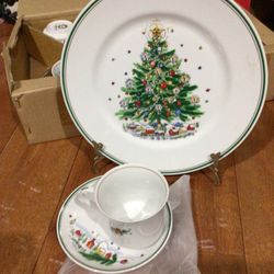 Salem 1984 Christmas Dishes Set 12 Pieces 