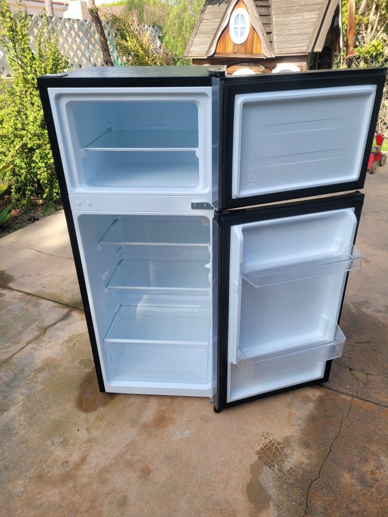 HISENSE Stainless Steel Mini fridge With Separate Freezer, 4.4 Cu Ft