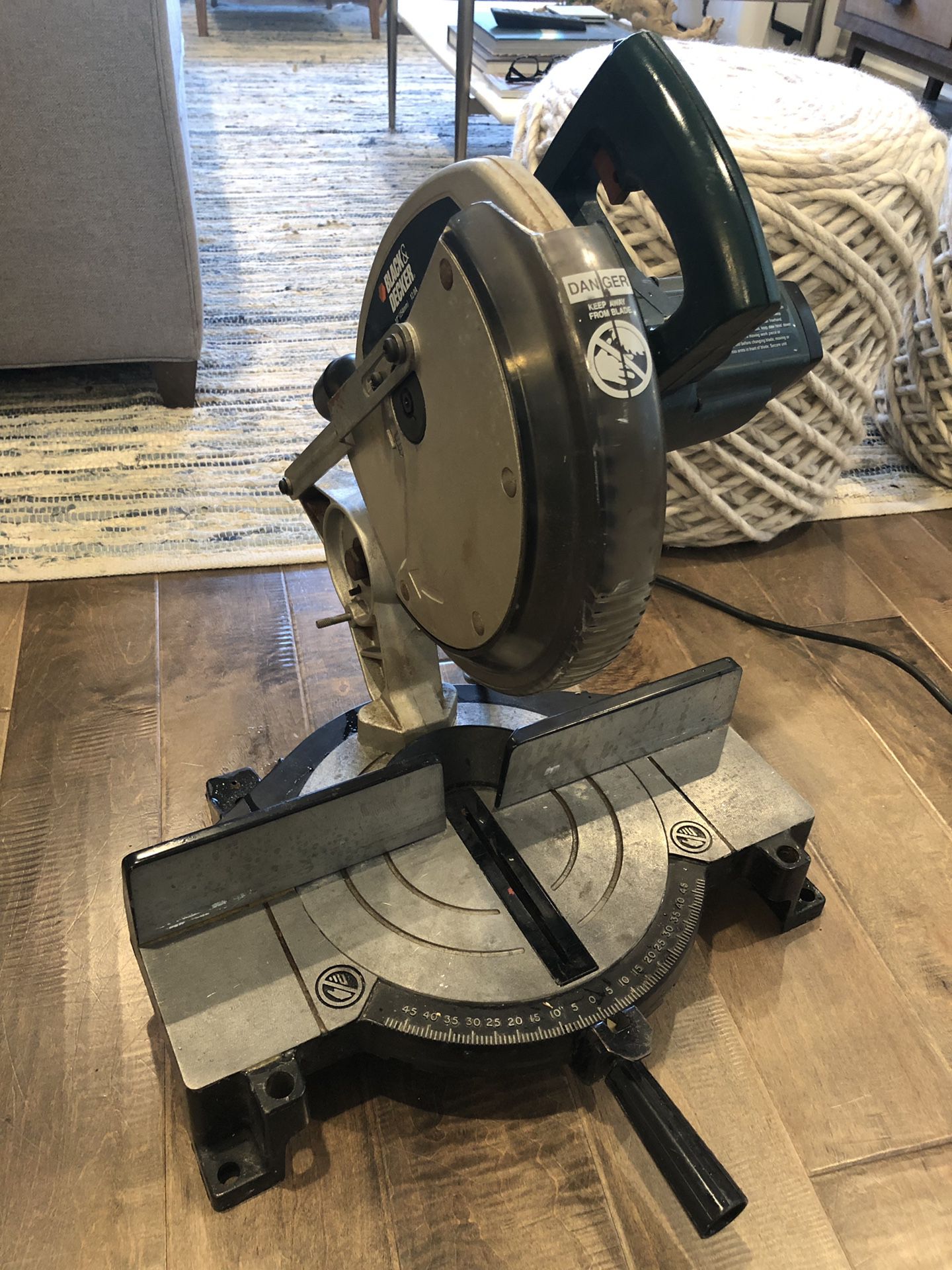 Black & Decker miter saw and table $75 for Sale in Woodstock, GA - OfferUp