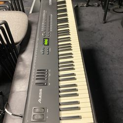 Alesis QS 8 88 Notes Synthesizer/Controller. Excellent Condition!
