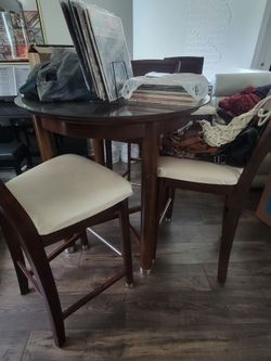 Round Bar Height Table with 4 Stools/chairs