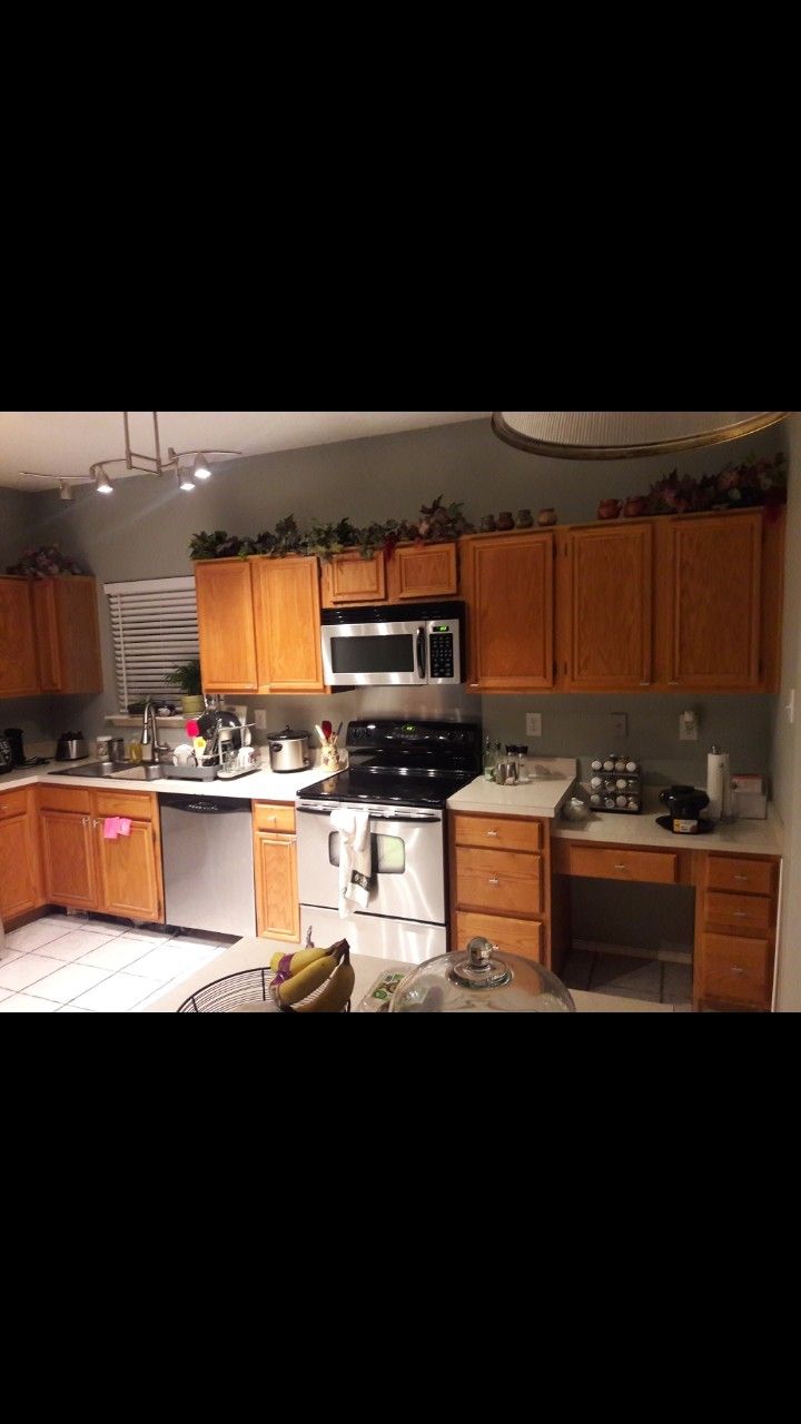 Kitchen cabinets top and bottom