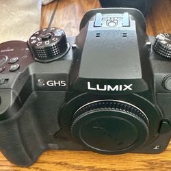 Panasonic Lumix GH5 4K Cinema Camera + Rokinon 12mm T2.2 Cine Lens + Pelican Case – Mint