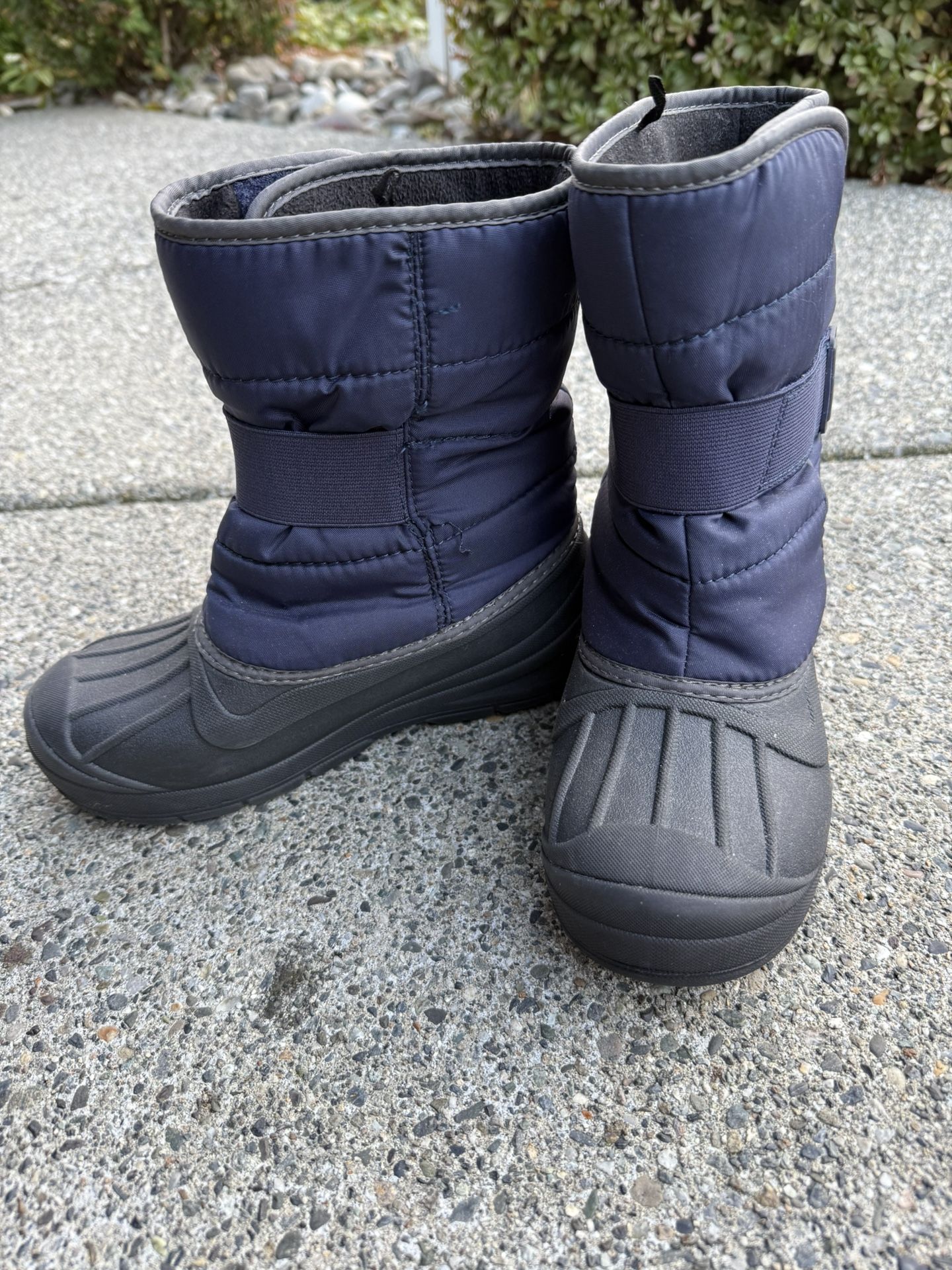 Boys like new size 3 snow boots