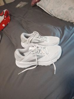 Brooks 8.5 tennis shoes