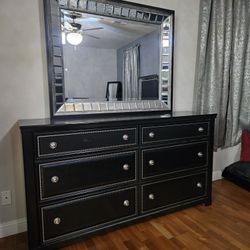 5 Piece Beautiful Bedroom Set!