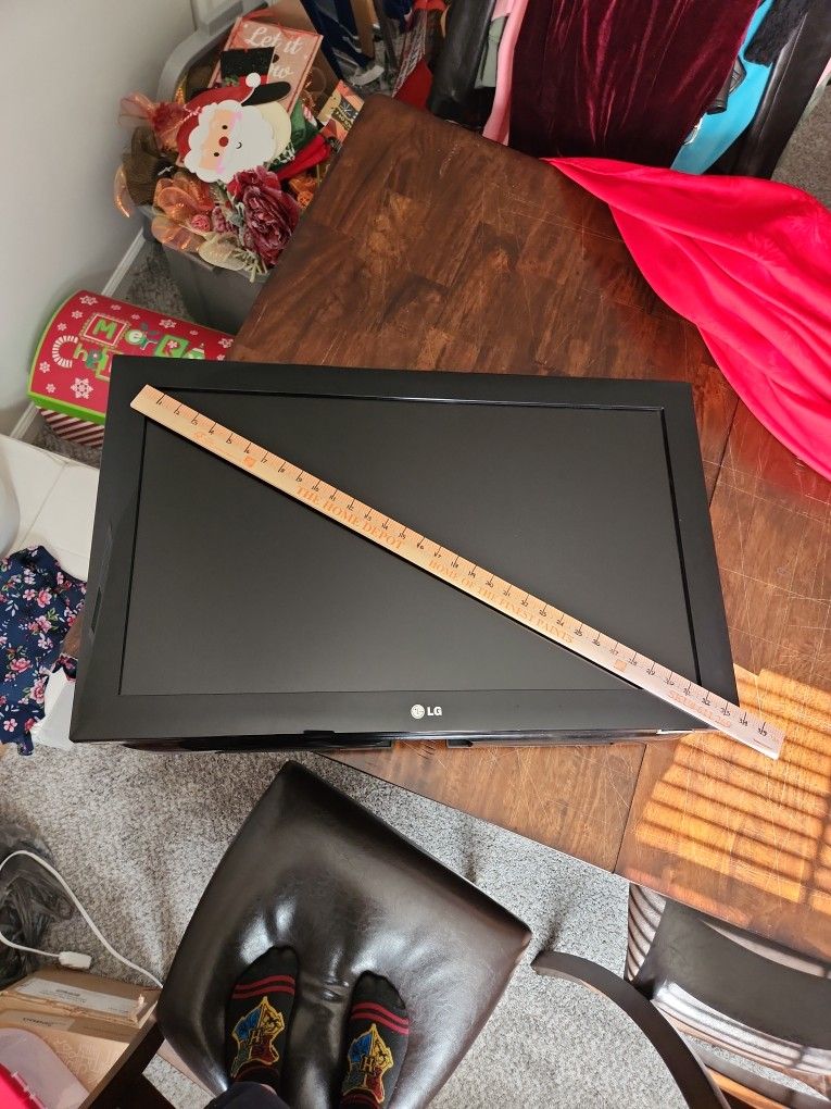 LG 32 Inch TV and Wall Mount