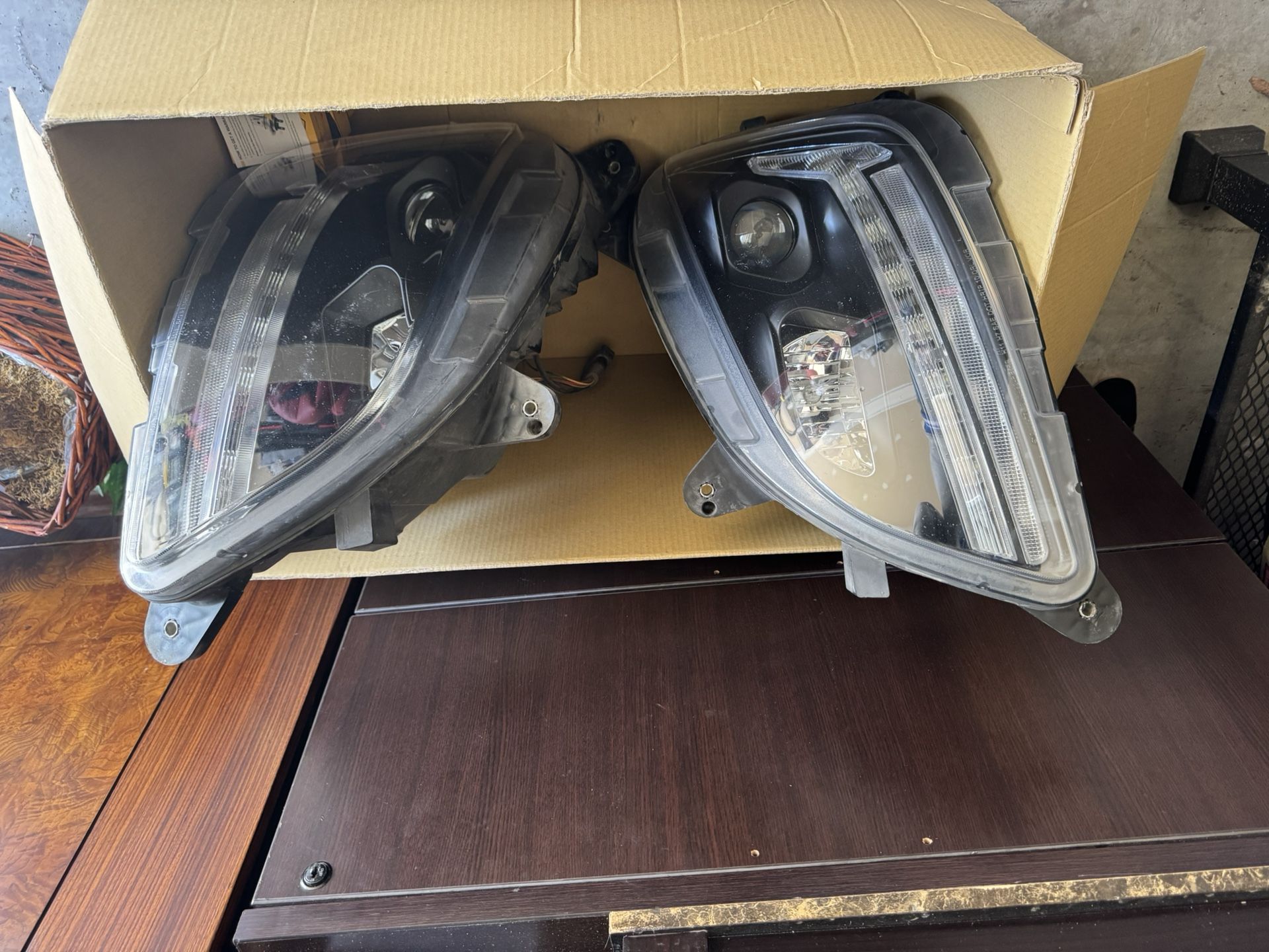 Peterbilt 579 sequential Black headlight assembly