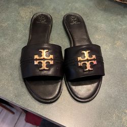 USADO. TORY BURCH. MEDIDA 9/M.  OCUPA POCA PINTURA EN EL TALÓN 