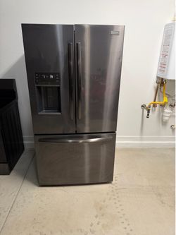 Fridgaire refrigerator