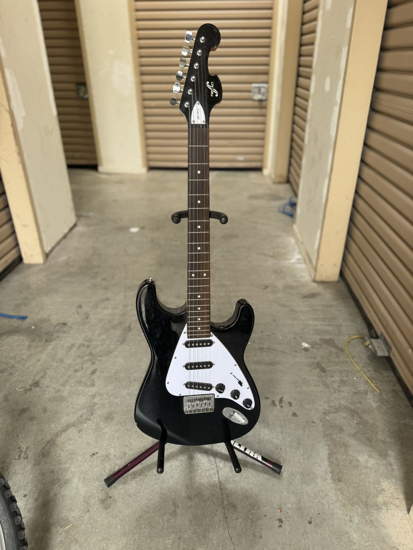 First Act Me1973 Electric Guitar incluye Base