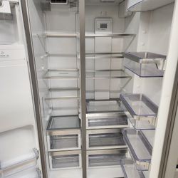 Un Refrijerador Dos Puertas KitcnenAid Cuatro Meses De Garantia Se Yeva Adomisilio Tambien Tenemos Sistema De Finansiar Conpania Acima No Se Nesesita