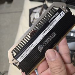 Corsair DOMINATOR Platinum Series 16 GB (4 x 4 GB) DDR3 DRAM 2133MHz PC3 17000 C9 Desktop Memory CMD16GX3M4B2133C9