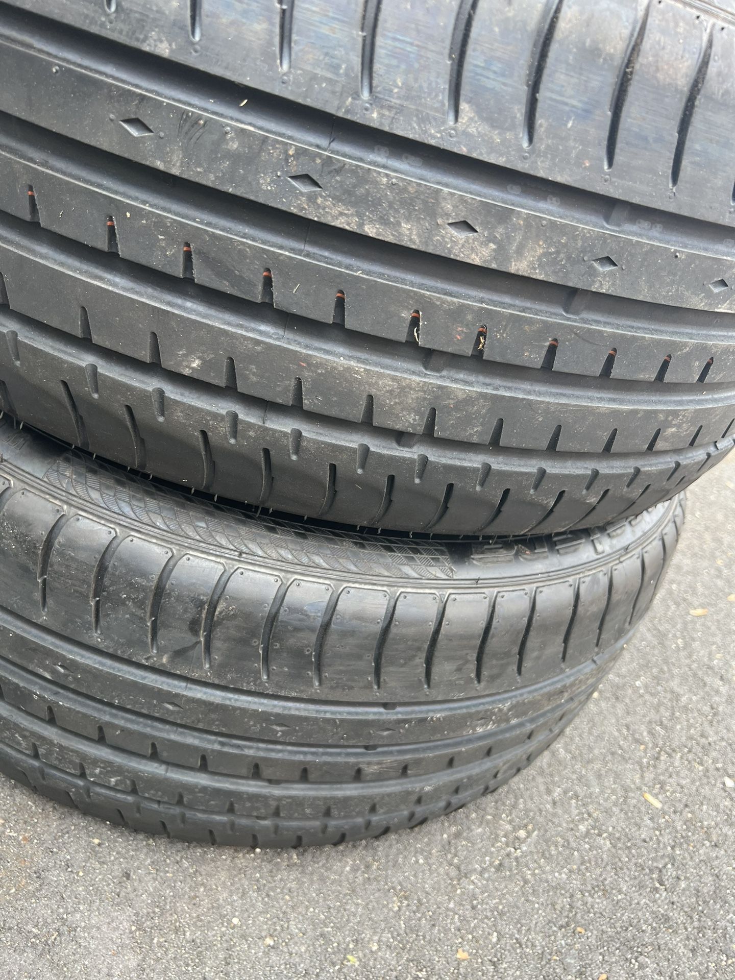 2 Tires 235/40/R19 Accelera Phi Like New