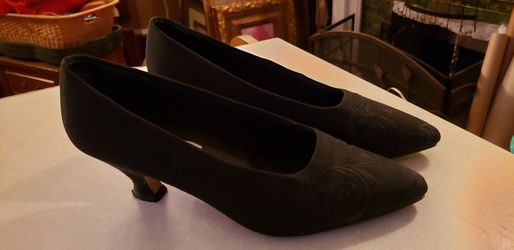 Sostanza cloth dress shoe with 2 in heel. Size 9