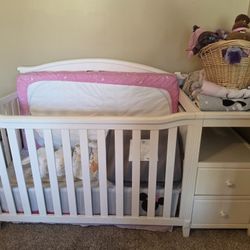 Baby Crib And Baby Changer With Drawers