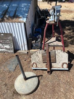 Large vise on wheels tripod