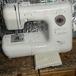 Janome my excel 4123 sewing machine  fully serviced very heavy and strong 