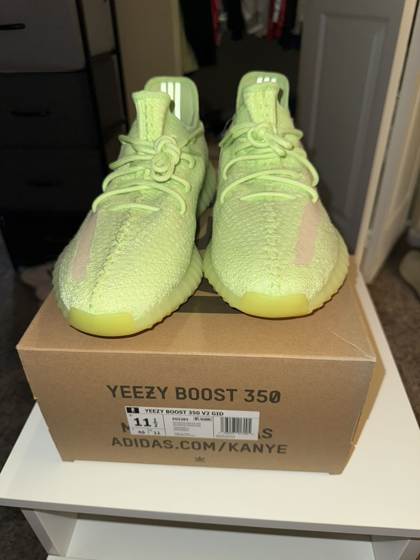 Yeezy Boost 350 V2 Glow Size 11.5 NEW