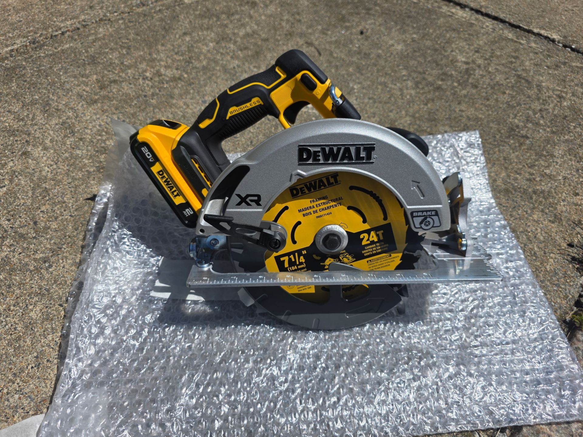DEWALT XR BRUSHLESS CIRCULAR SAW 7 1/4 WITH BATTERY