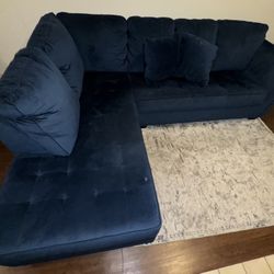 Living Spaces LAF Chaise RAF Tufted Sofa w/Two throw pillows