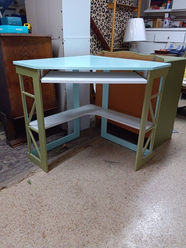 Corner desk With Pull Out Tray And Bottoms Shelf
