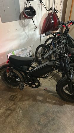 E-bike comes with black plate  goes 28 2000 watts 48 v