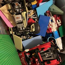 28 POUNDS OF LEGO BRICKS (Star Wars, Technic, Etc)