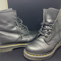 Dr. Martens 1460 classic black combat boots! Size 6 ~ woman’s goth ~ punk !