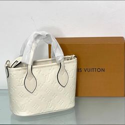 This is a Louis Vuitton Neverfull MM