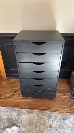 Drawer unit with multiple  drawers and casters