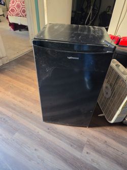 Lostremon Black Mini Fridge