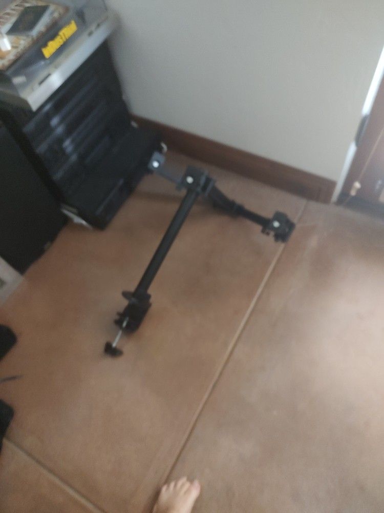 Triple Monitor Mount