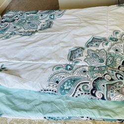 Comforter / Blanket – Large Size (76” x 90”) – Great Condition