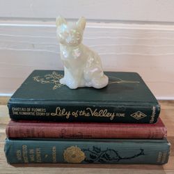 Vintage Fenton White Iridescent Cat 