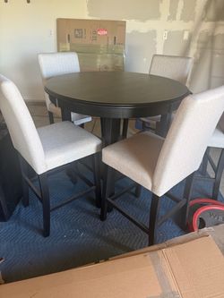 Round Dining Table + 5 Upholstered Chairs – Complete Set