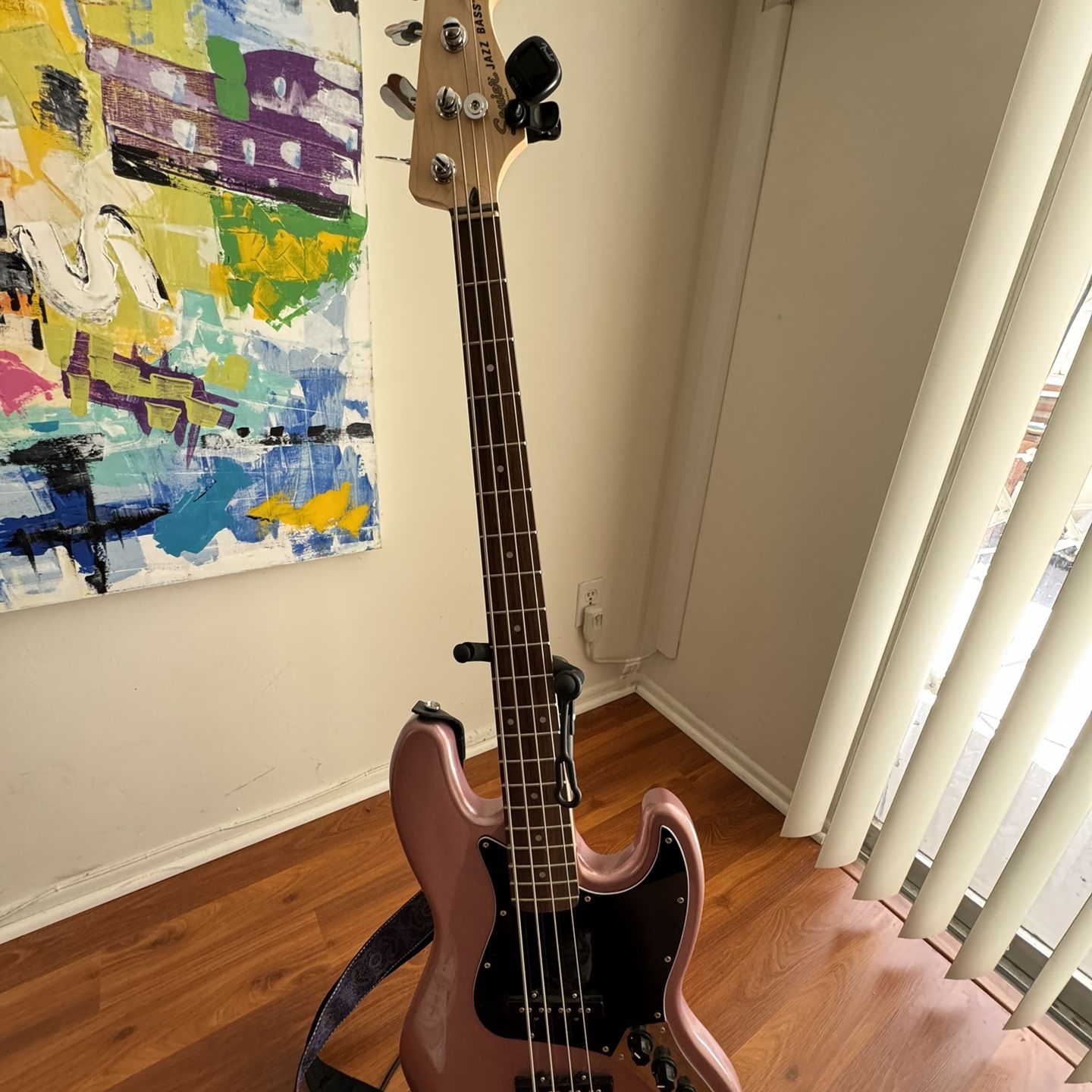 Pink Squire Jazz Bass + Fender Rumble 25 Amp