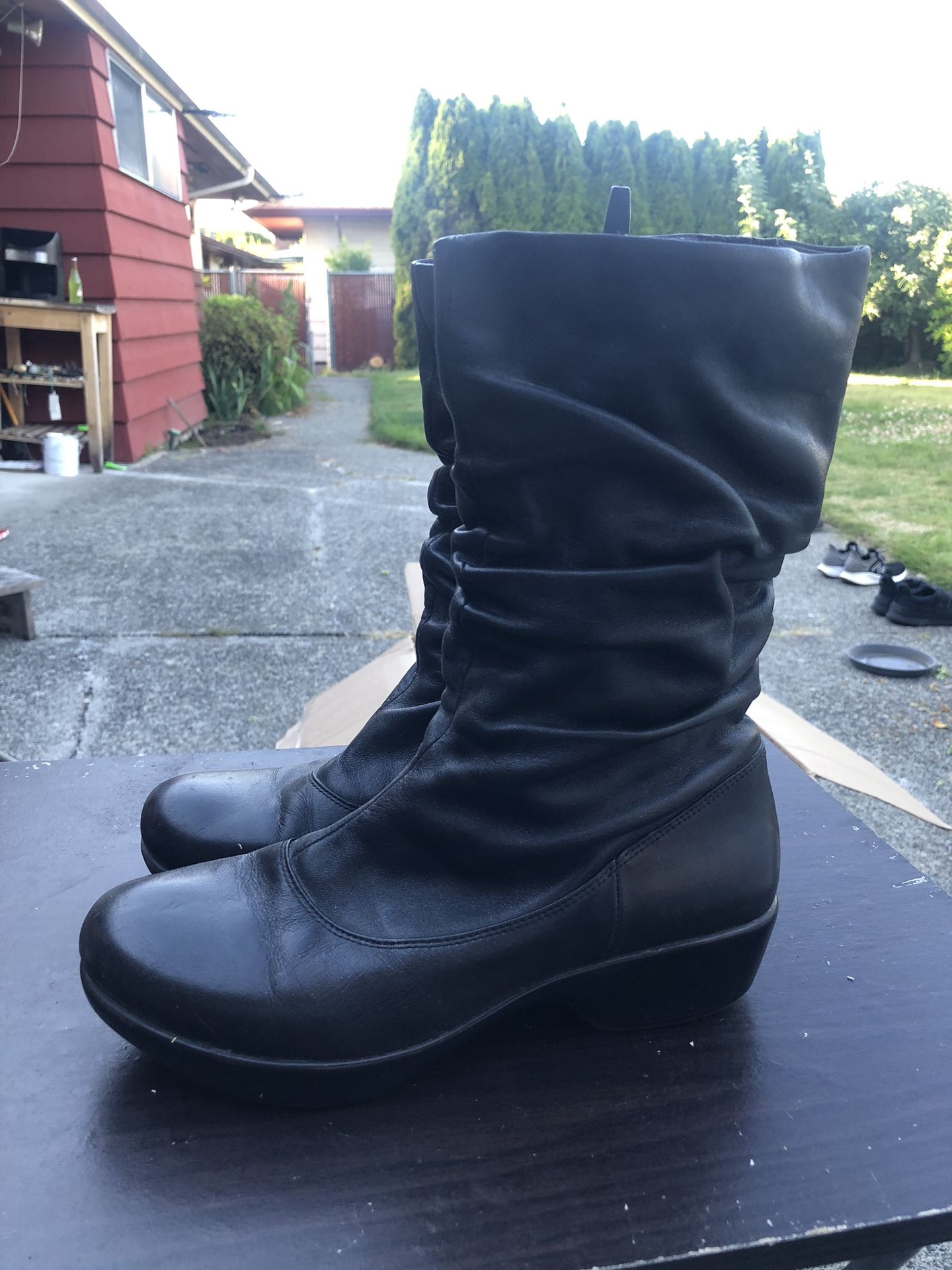 Dansko Black Ankle Booties with Side Zipper Boots Size 39/8.5US