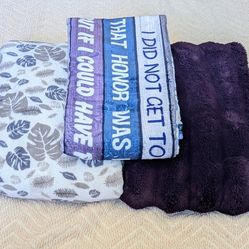 Set of throw blankets