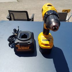 DEWALT DRILL WITH BATTERY AND CHARGER. 