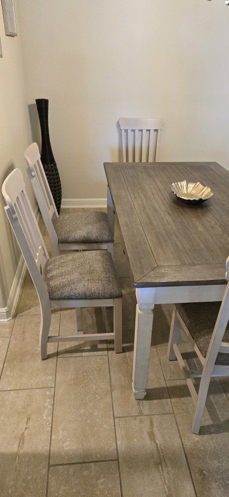 Ashley Dining Table 