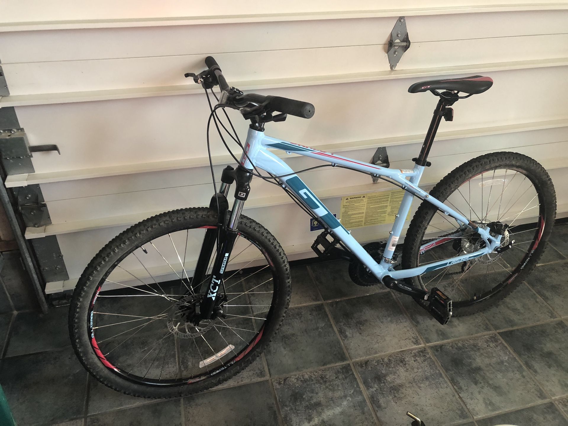 GT Laguna Pro Mountain Bike 17” Medium 27.5