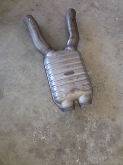 Dual Inlet Dual Outlet Rear Resonator
